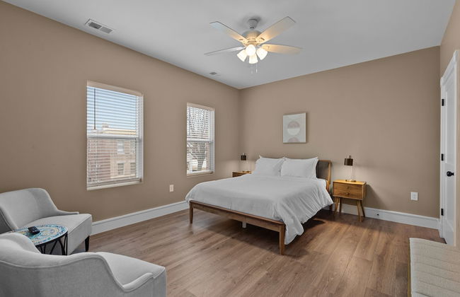 Bright Urban Comfort | JZ Vacation Rentals - Photo 2