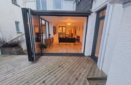 Neet Retreat - sleeps 7 next to beach - Foto 9