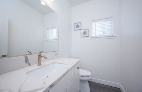 Game Room! Rooftop Deck! Sleeps 11 - Photo 28