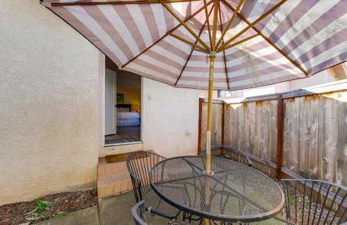 Private Hilltop Getaway with Patio Dogs Welcome! - Foto 16