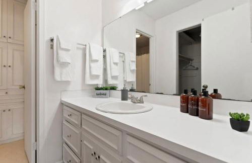 Large Fenced Yard near Midtown- Shamrock Stay - Foto 54