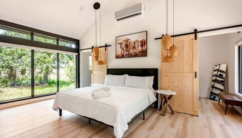 Tranquil Modern Cabin with Friendly Farm Animals & Pond Views Near Cedar Creek, Texas - Foto 5