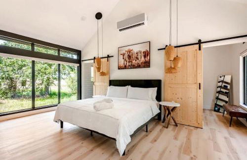 Tranquil Modern Cabin with Friendly Farm Animals & Pond Views Near Cedar Creek, Texas - Photo 5