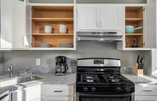 Beautiful Rehabbed Unit in Shaw Community - 4226b - Photo 9