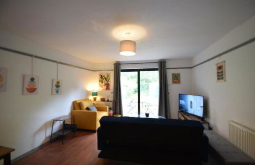 Stylish 1BR Retreat with Garden and Rustic Kitchen - Foto 10