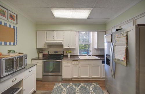 Central Akron Stay! Large Victorian Home with Yard - Foto 8