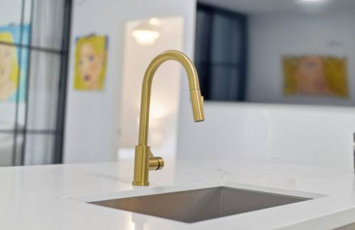 Stylish City Place WPB Escape King Bed and Den - Foto 14