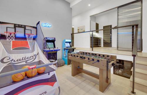 New! Luxury 5BR, W/Arcade, Sauna, Views, Fire Pit! - Foto 2