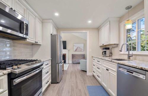 Minutes to Craigville Beach Private Patio and Backyard - Foto 3