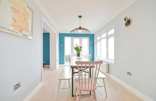 Princes Esplanade-Beachfront House with Balcony a stone throw from Gurnard Beach - Foto 13