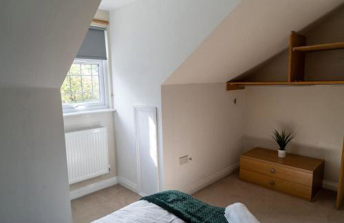 Spacious 15 Guest Home With 9 Beds in Shirley - Photo 34