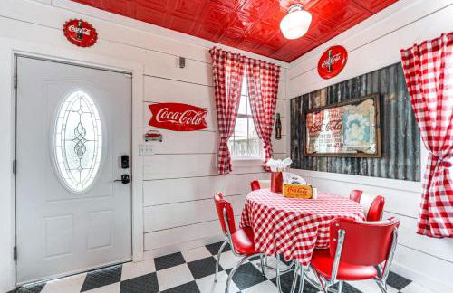 Fifties Diner-Style Llano Home with Shared Fire Pit - Photo 8