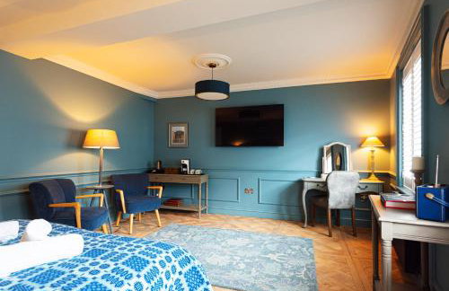 Central Whitchurch - Lowcross House Guest Bedroom 1 - Photo 4