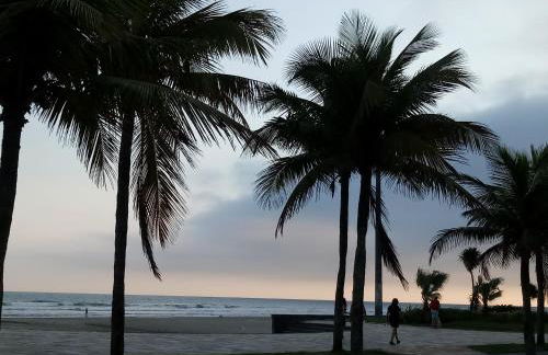 Prédio com piscina na cobertura frente ao mar,apartamento para até 6 pessoas e 3 crianças até 8 anos, churrasqueira na sacada, Wi-Fi grátis, rede de proteção, NÃO oferecemos roupas de cama e banho, 1 vaga de garagem, na Praia Grande-Vila Mirim - Foto 41