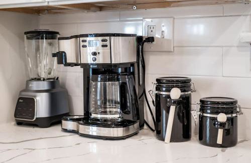 Oakwood Charm Family-Friendly 3BR Getaway - Photo 24