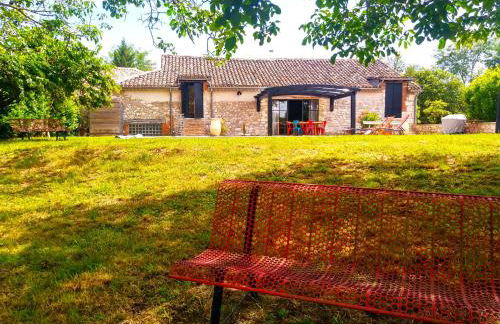 "La Case" - Magnifique ferme rénovée au cœur de la nature - Piscine privée sans vis-à-vis - Vue dégagée - Jardin - Stationnements gratuits devant la propriété - Belles prestations - Foto 2