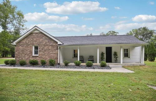 Rose Porch, Historic home on acre lot 25 min from Nashville - Photo 1