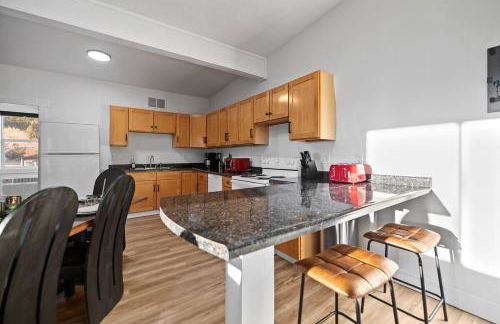 Fireside Haven - Hot Tub & Downtown Walkable - Foto 11