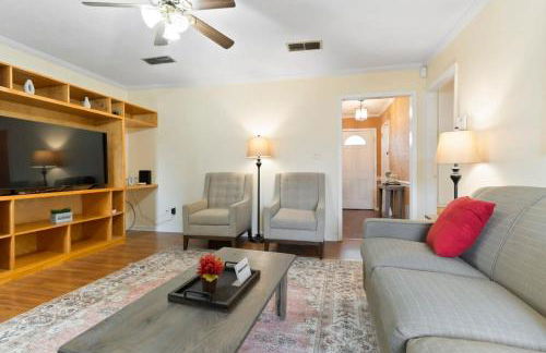 Large Fenced Yard near Midtown- Shamrock Stay - Foto 27