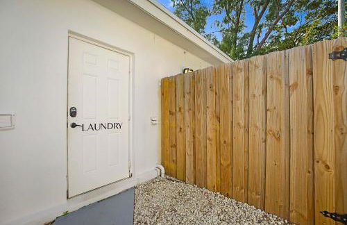 Tropical Escape near Beach! Tons of parking! - Photo 26