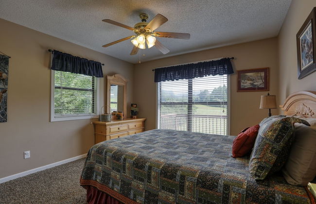 Moosetrax - 3 Bedrooms, 2 Baths, Sleeps 6 Cabin by RedAwning - Photo 5