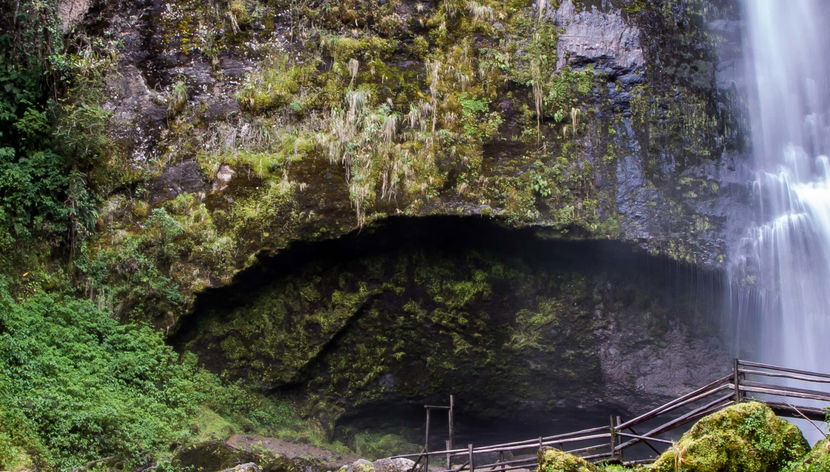 Girón Waterfall & Busa Lake Day Trip