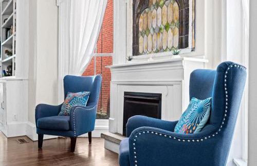 Elegant Manor w Private Yard & Modern Amenities - Foto 10