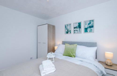 4BR Home for 8, Full Kitchen, Parking, WiFi in Northwich - Photo 11