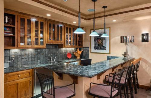 Luxe Artful Mountain Retreat with 4 King Suites, 8 Person Hot Tub and 3 Decks - Foto 27