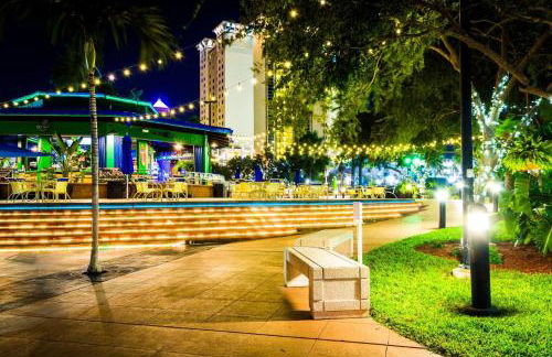 Treehouse is a Quaint 2 BR in an Up-and-Coming Part of Town, Pet Friendly with Fenced Yard and lounge area that is Close to Downtown Tampa - Foto 26