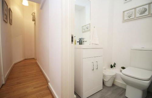 Coastal penarth dream! Close to Cardiff superb location near bars and restaurants! Dog friendly and welcome breakfast pack! - Foto 16