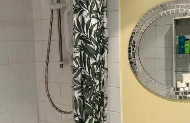 1 bedroom budget homely apartment, with free private parking and long term deals available - Foto 24