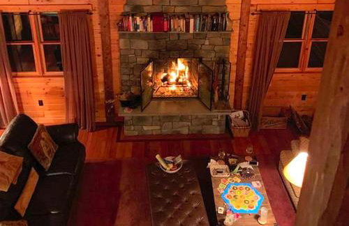 Cozy Log Cabin with a Private Hot Tub near Beartown State Forest, Massachusetts - Foto 9