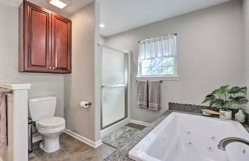 Dock and Jet Ski Slip Lakeside Sunrise Beach Home! - Foto 15