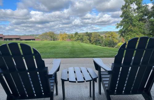 Newly Updated Modern, Spacious, and Cozy Condo- Right on the Lake! - Foto 1