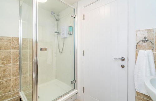 Town Center Apartment with 55” Smart TV+Netflix - Photo 17