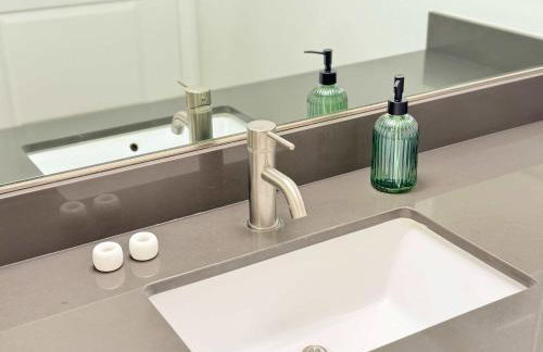 Upscale Escape 10 Min from Disneyland With Pool & Gym - Foto 71