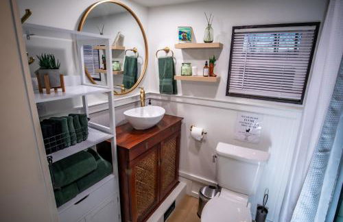 Unique Tiny Home Minutes from Downtown - Foto 7