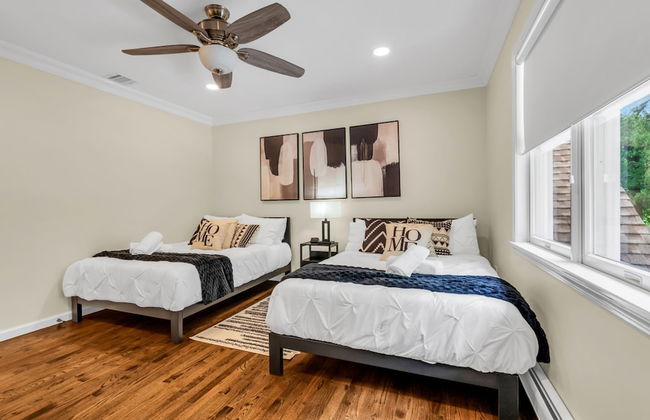 Family Retreat With Autumn Views and Fireplace - Photo 38