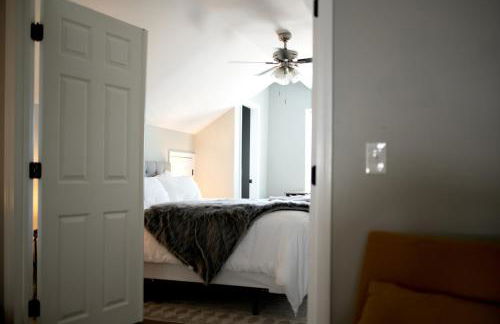 Main Street Balcony Apartment For up to 8 guests! - Foto 20