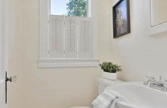 Whimsical Bluebird Cottage Hot Tub Patio Pet Friendly Central Location - Foto 21