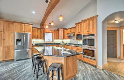 Dock, Hot Tub and Game Room Luxe Lake Latoka Home - Foto 8