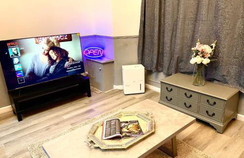 AdeamStays provides Beautiful centrally located 1 and 2 bed apartments on Liverpools Boulevard - Foto 38