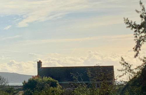 THE HIDEAWAY - LUXURY SELF CATERING COASTAL APARTMENT with PRIVATE ENTRANCE & KEY BOX ENTRY JUST A FEW MINUTES WALK TO THE BEACH, SOLENT WAY WALK, SHOPS and many EATERIES & BARS - FREE OFF ROAD PARKING,FULL KITCHEN, LOUNGE,BEDROOM , BATHROOM & WI-FI - Foto 63