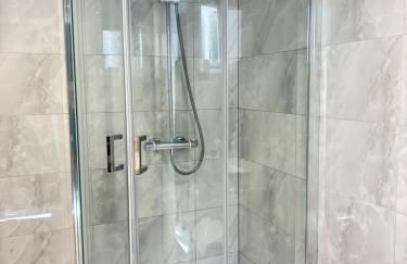 CozyNest 2BR Modern Property with Parking - Foto 35