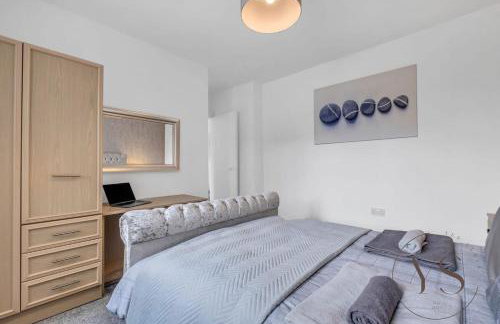 Modern 3BR Home in 9 Anson Rd Near Sandwell Hospital with Garden and Free Parking - Foto 51