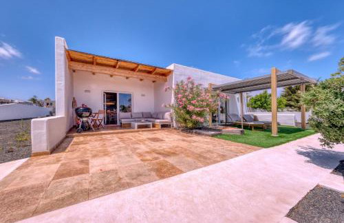 Chalet Emily Alpine Chic with Hot Tub and Ocean View By Lanzarote Vacation Homes - Foto 5