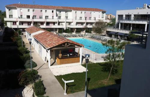 LE BLEU CAMARGUE - T3 EN DUPLEX CLASSÉ 3 ETOILES - CLIM - ARRIVÉE AUTONOME - Piscine privative à la résidence - Parking Gratuit - Wifi FIBRE - Animaux acceptés - Idéale Famille couple télétravail - Foto 1