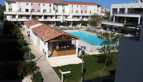 LE BLEU CAMARGUE - T3 EN DUPLEX CLASSÉ 3 ETOILES - CLIM - ARRIVÉE AUTONOME - Piscine privative à la résidence - Parking Gratuit - Wifi FIBRE - Animaux acceptés - Idéale Famille couple télétravail - Foto 1, sunbed