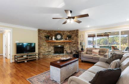 Dock Hot Tub Kayaks on Lake Norman Lakeside Gem by AvantStay - Foto 7